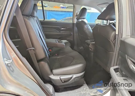 2024 Toyota Grand Highlander Xle z USA, uszkodzony, nr VIN 5TDAAAB59RS069800